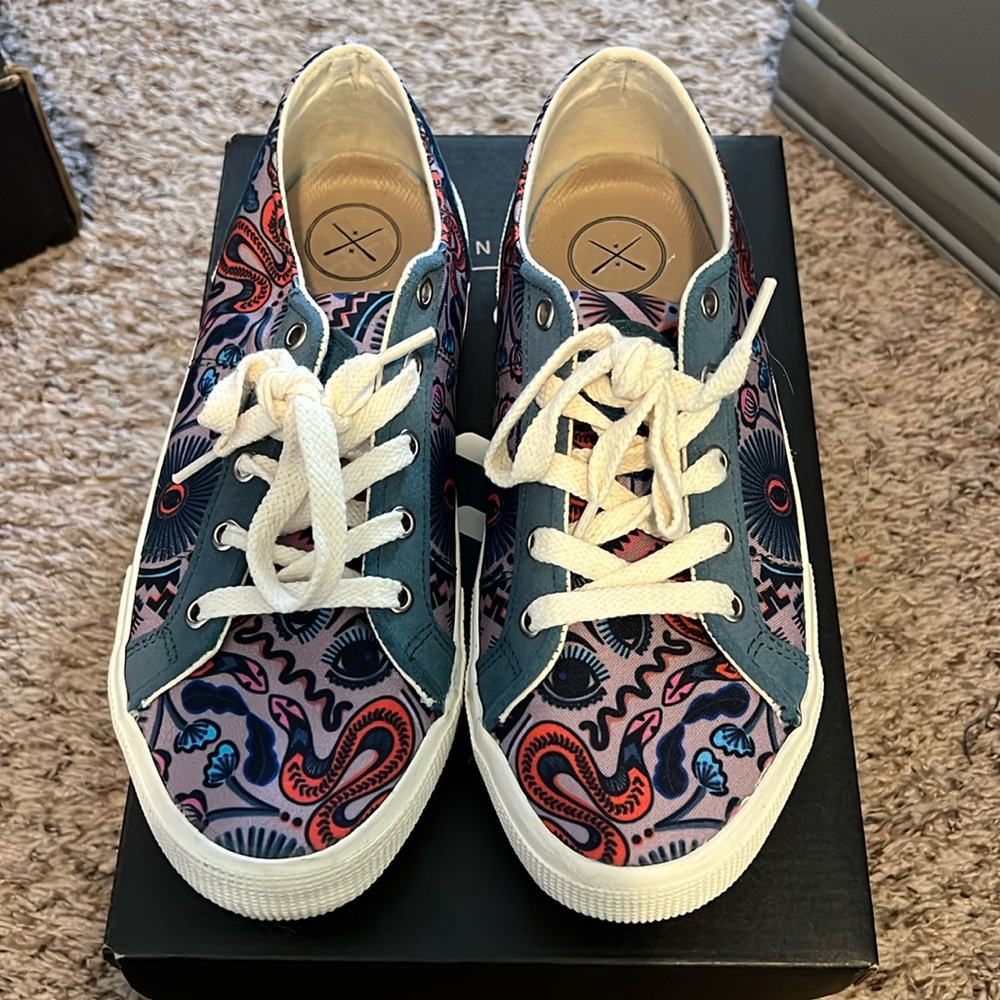 Womans size 9 Inkkas shoes